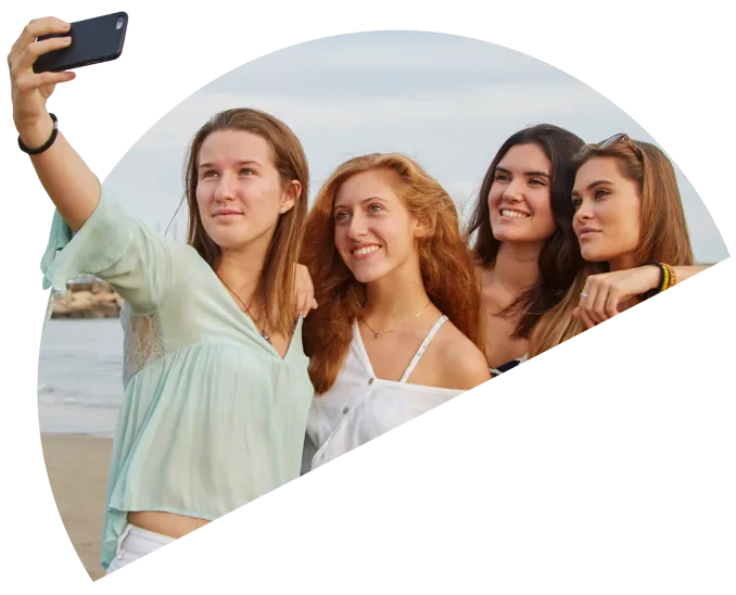 Grup de noies fent-se un selfie a la platja de Sitges