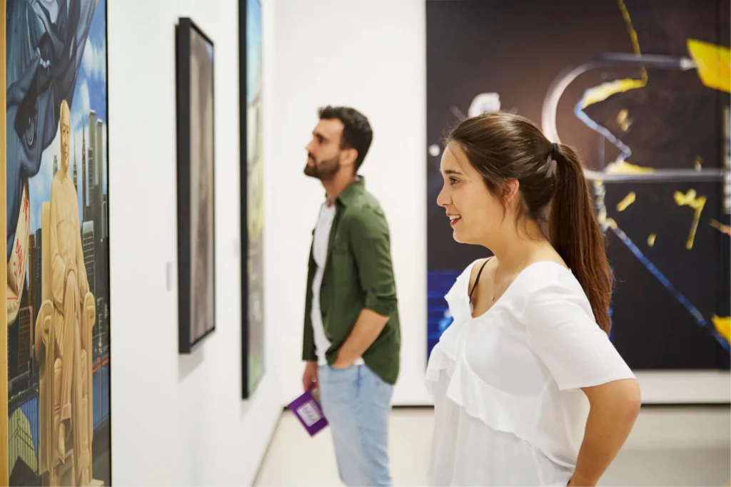 Dos personas visitando el museo Stampfli de Sitges