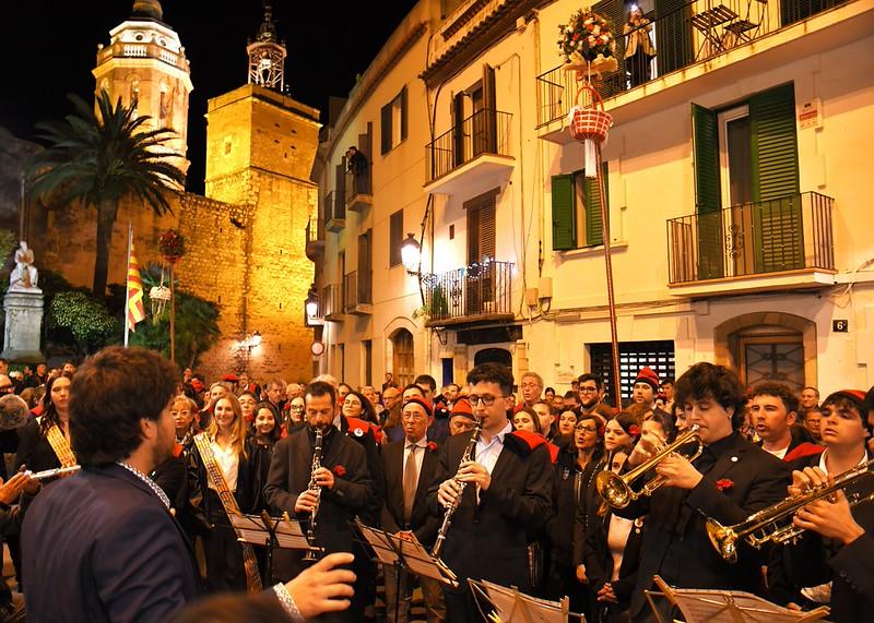 Un grupo de caramellaires canta y toca instrumentos de viento en las calles del casco antiguo de Sitges durante la Semana Santa.