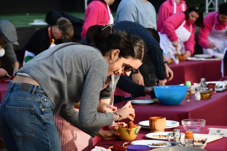 A participant preparing her xató during the Mestres Xatonaires Competition in Sitges.