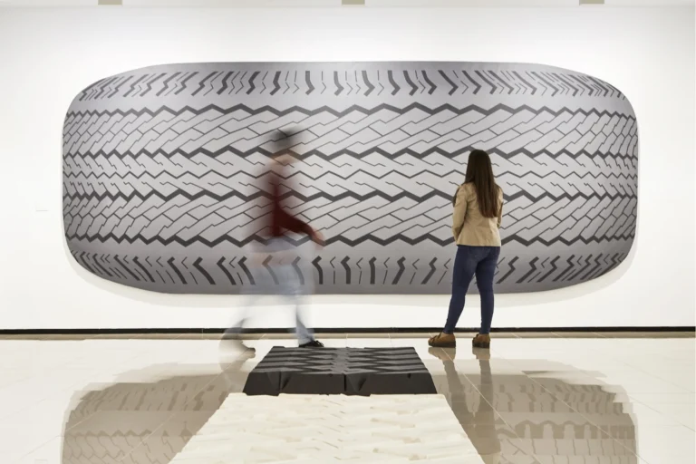 Visitantes ante una gran escultura de un neumático en la Fundació Stämpfli de Sitges, museo de arte contemporáneo.